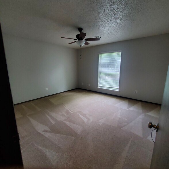 Primary Bedroom - 2016 W Jefferson St