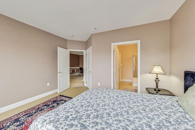 Building Photo - Beautiful two bedroom, two bathroom unit l...