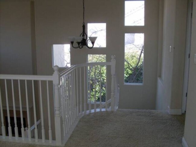 Building Photo - Rose Garden 4 Bed, 3 Bath Discounted at $3...