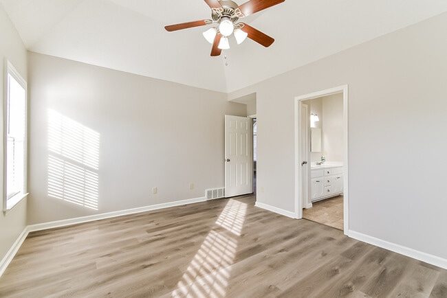 Building Photo - 9716 Kingsridge Dr