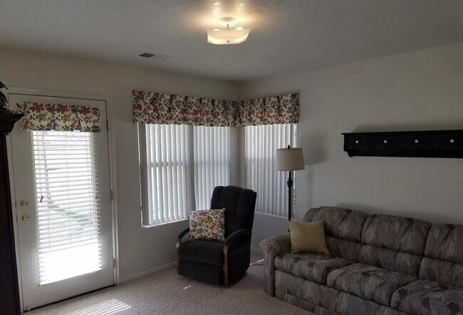 Building Photo - Furnished Quaint, Quiet Location, Centrally Located, 2 Bed 2.5 Bath