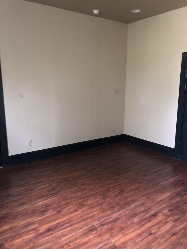 Building Photo - 304 W Harding Ave
