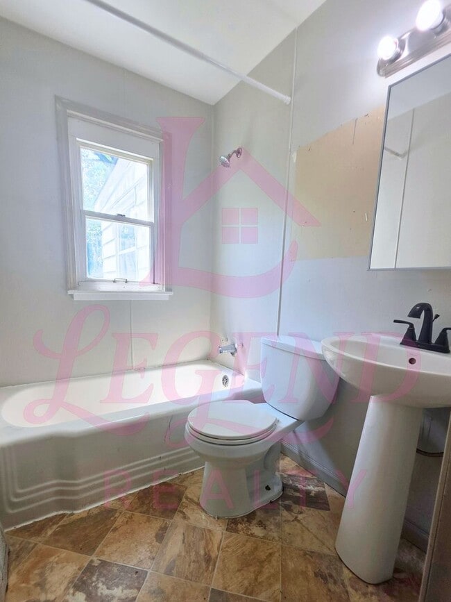 Building Photo - 3 Bedroom, 2 Bath Home with Bonus Room & Double Driveway