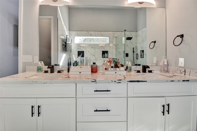 Building Photo - 811 Paul Quinn St