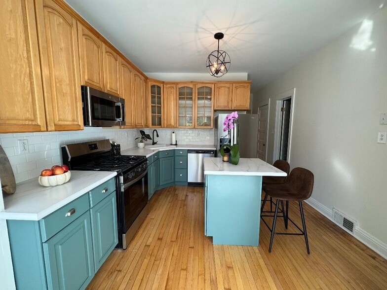 Kitchen - 1831 W Nelson St