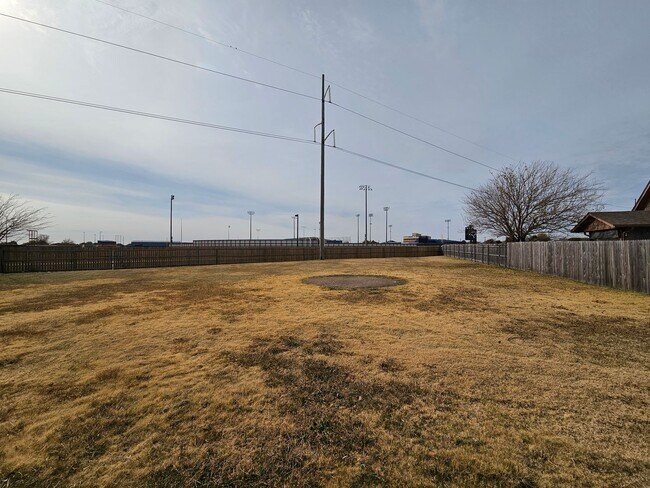 Building Photo - (4)Bed/(3)Bath in Moore w/ Shelter! Available NOW! Over 1700sqft!