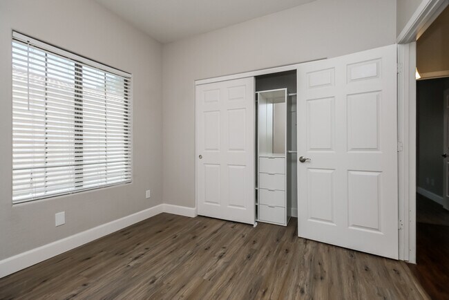 Building Photo - 926 E Madeline Dr