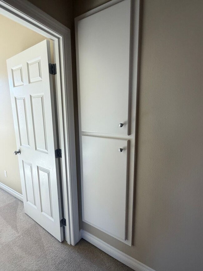 Building Photo - 5 Bedrooms and 2.5 Bathrooms with Views of the Rolling Hills of Corvallis Country Club