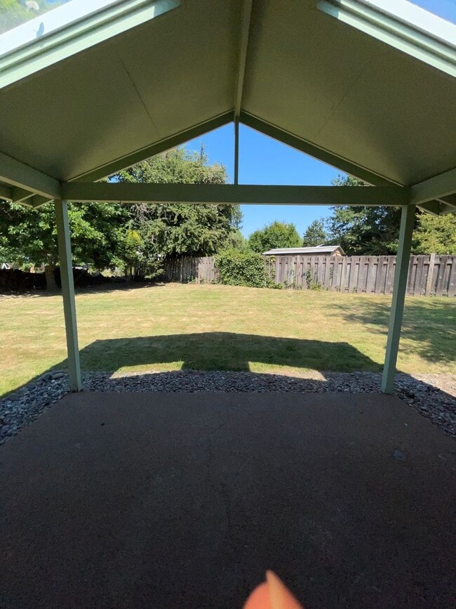 Building Photo - Cute Home with large yard in Hillsboro