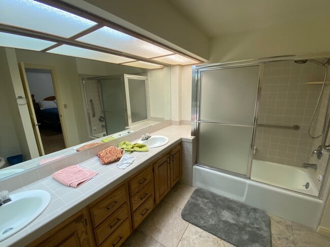 Building Photo - Cozy 2 Bedroom Lower Apartment - Utilities...