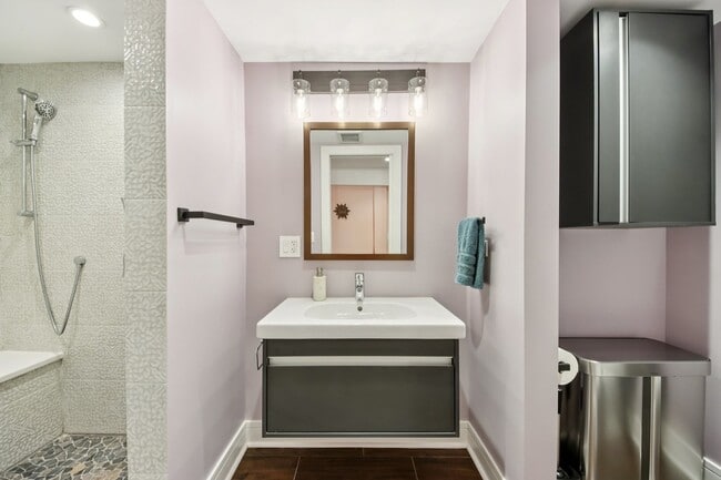 Building Photo - 1717 N Hudson Ave