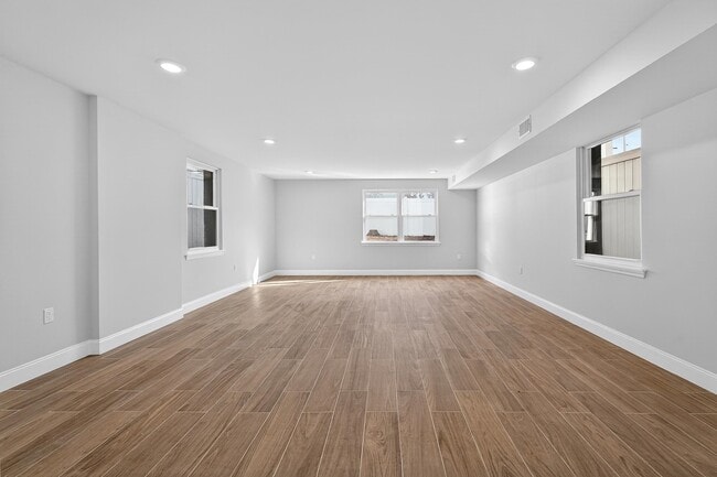 Building Photo - 40 E 5th St