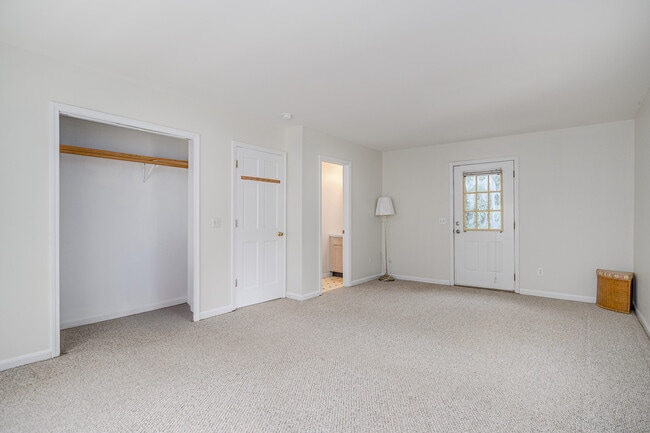 Building Photo - 54 Farview Dr