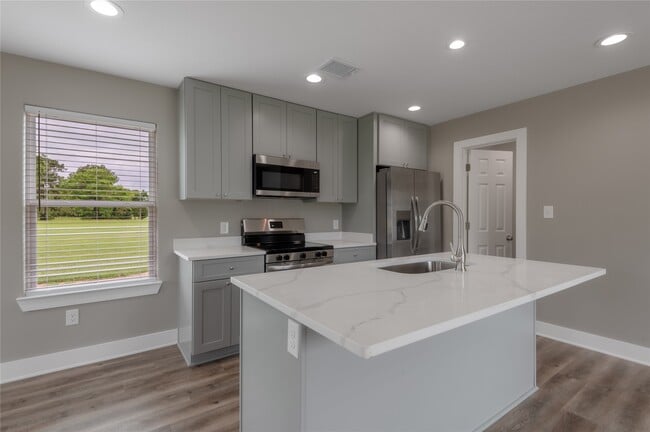 Building Photo - 250 Shady Oaks