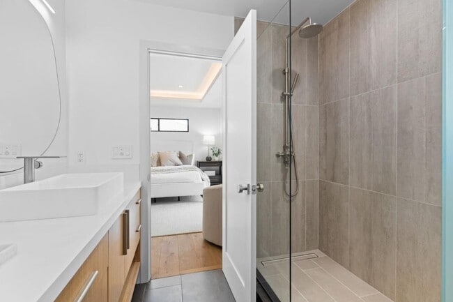 Building Photo - 810 W California Way