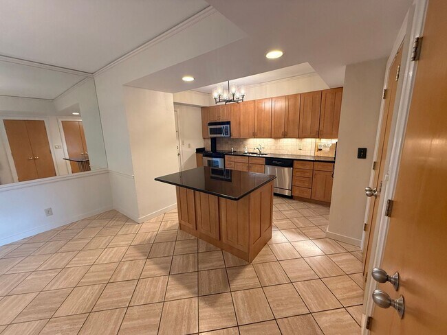 Building Photo - 2 Bedroom/ 3 Bath condo on West End, 1 assigned covered parking spot, Small Storage Space include...
