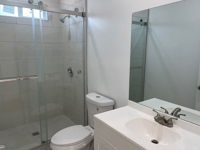 Building Photo - 1 Month Free! Luxury 4 Bedroom Home in Echo Park!