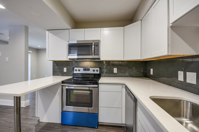 Building Photo - Available: remodeled 1 bed / 1 bath with luxury amenities
