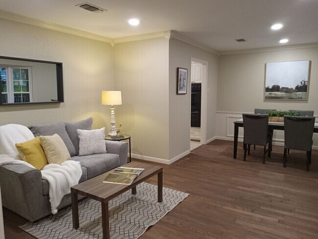 Building Photo - Updated 4 Bedroom Corner Lot in Woodway
