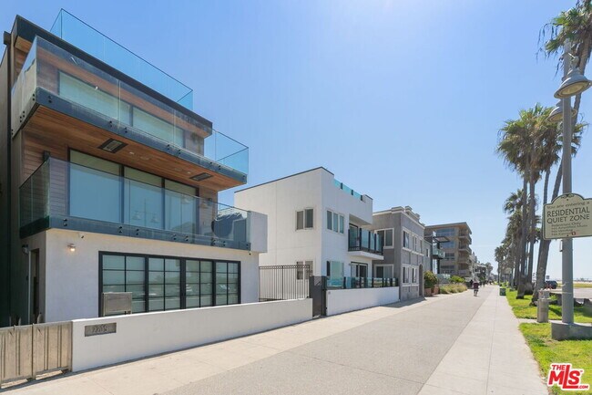 Building Photo - 2205 Ocean Front Walk