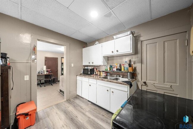 Building Photo - 902 W 8th St