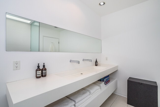 Building Photo - 825 Kings Rd