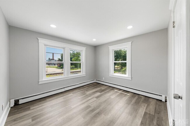 Building Photo - 28 Victoria Ave