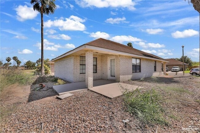 Building Photo - 11 River Bend Dr