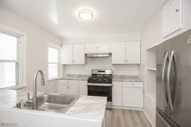Building Photo - 15409 Grovewood Ave