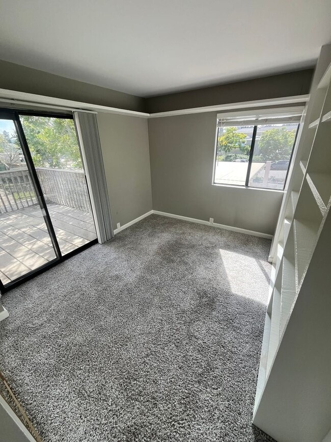 Building Photo - For Rent: 3 Bed, 2.5 Bath Townhome in University City