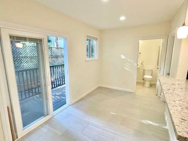 Building Photo - 1BR/1BA Remodeled Garden Unit! Charm Galor...