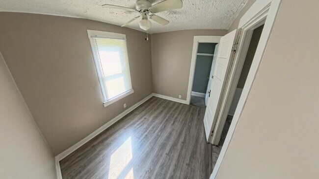 Building Photo - Three Bedroom w/opt 4th bedroom  - Single Family Home!