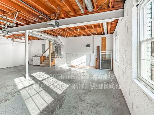 Building Photo - 651 Inglis Dr S E