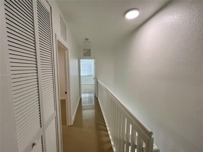 Building Photo - 1550 NE 33rd Ave