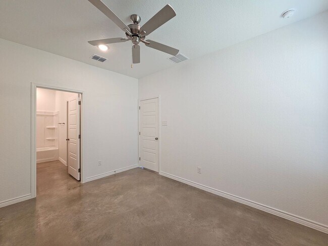 Building Photo - 604 Pacific Crest Trl