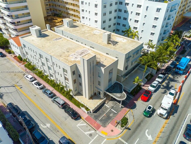 Building Photo - 3710 Collins Ave