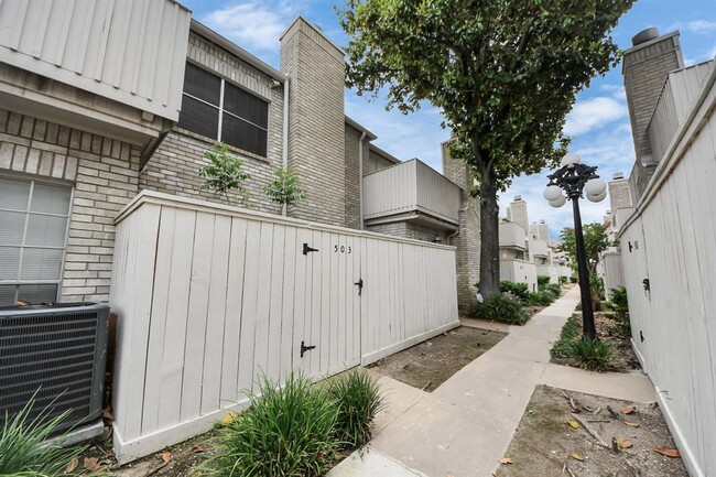 Building Photo - 3800 Tanglewilde St