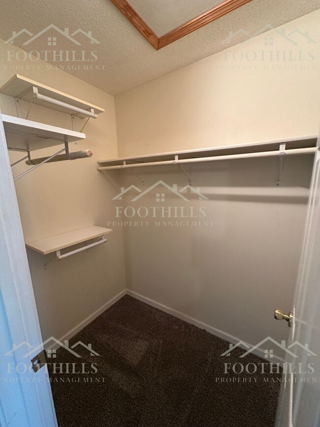 Building Photo - 1419 Oak Hill Dr