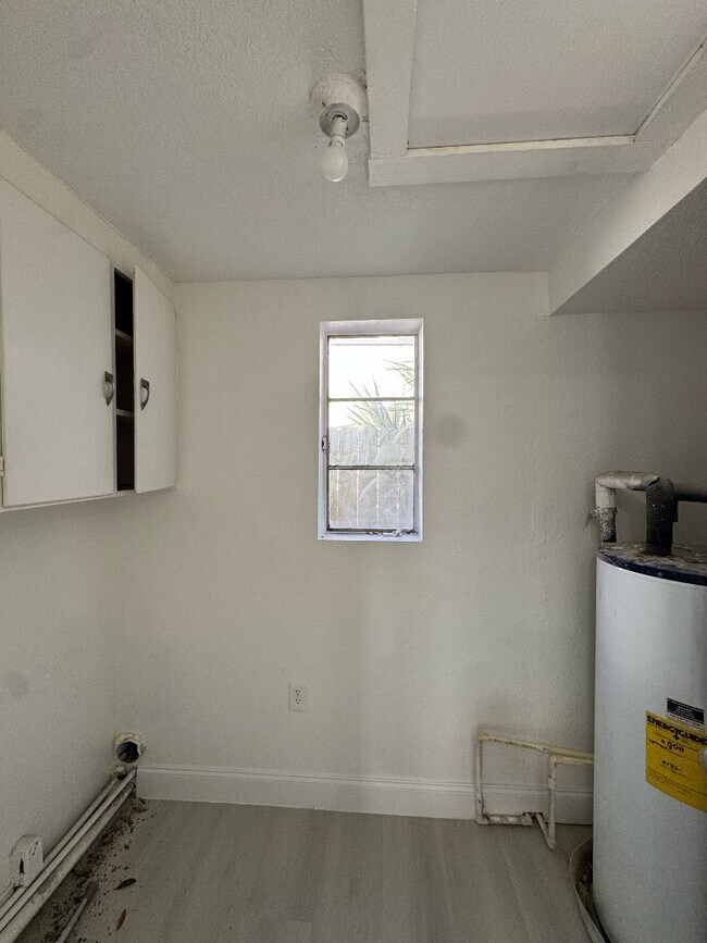 Building Photo - 3402 9th Ave W