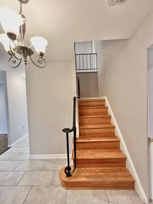 Building Photo - Beautiful and updated 4 BR 2.5 BA with gar...