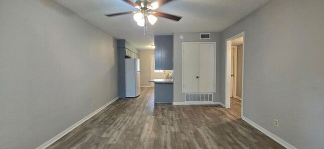 Building Photo - Available Now! Updated, Downstairs 2 Bedroom 1 Bath Apartment!