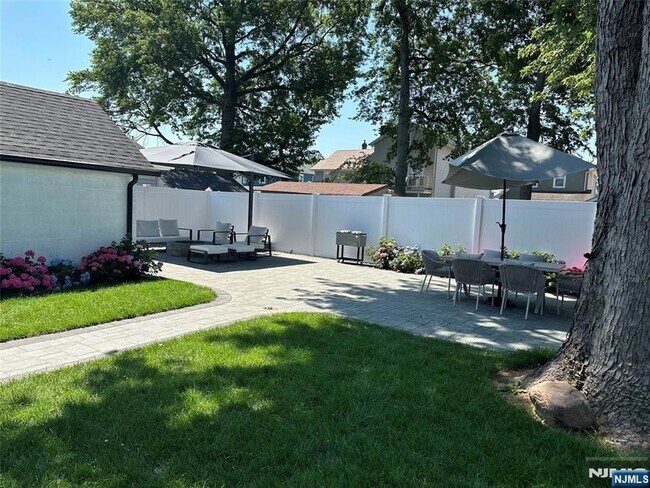 Building Photo - 200 Forest Ave