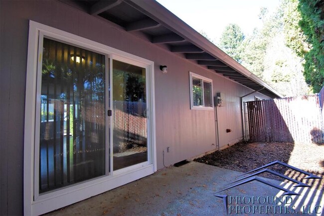 Building Photo - 8745 SW Beaverton Hillsdale Hwy