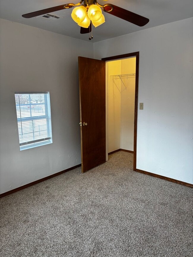 Building Photo - Adorable and spacious 2br 1ba apartment