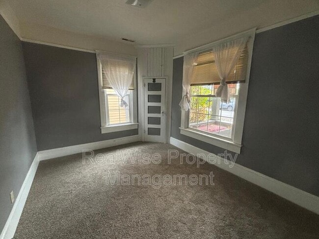 Building Photo - 212 SE Mosher Ave