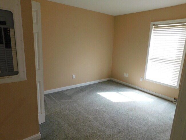 Building Photo - Ranch Style Private Entry Duplex
