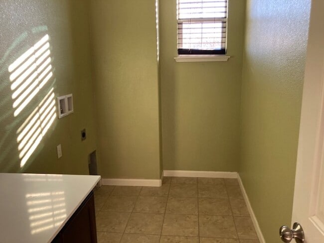 Building Photo - 2285 Rutland Ct