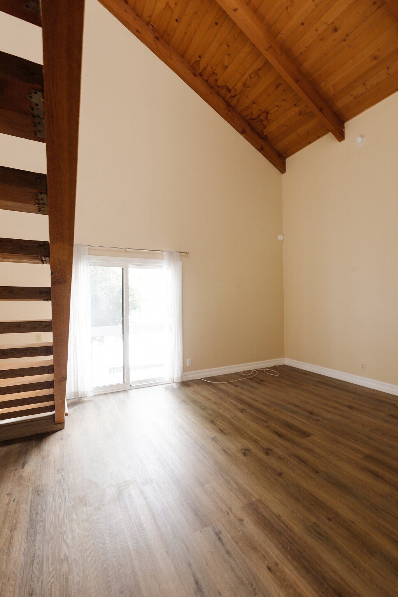Building Photo - 10933 Wellworth Ave