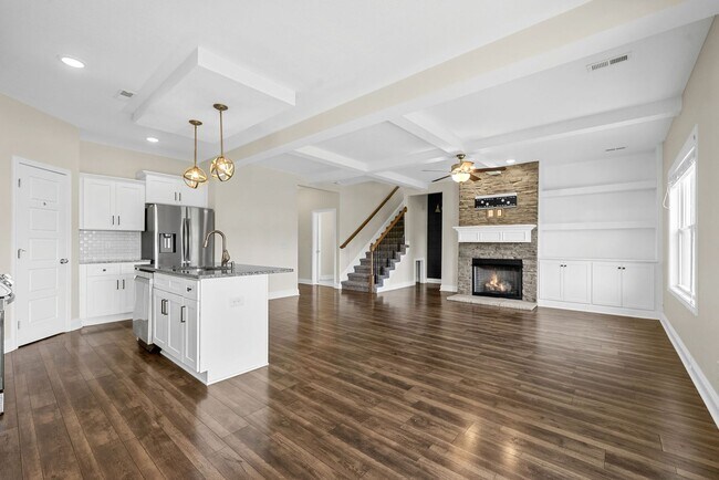 Building Photo - Pet Friendly Three Bedroom with Bonus!