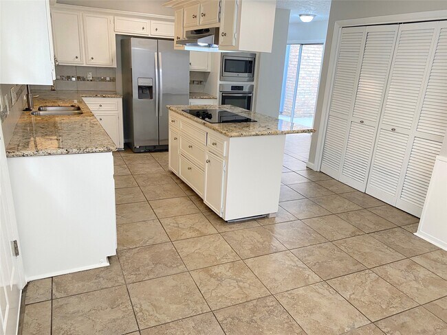 Building Photo - 14934 Elmont Dr